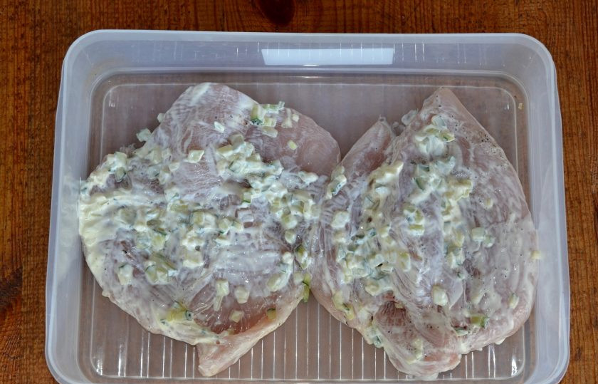 1. Этап. Куриная грудка на мангале: Все аккуратно перемешайте и уберите в холодильник мариноваться.