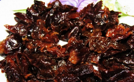 1. Этап. Диетическая коврижка: Чернослив пропарьте несколько минут в кипятке, а потом нарежьте плоды небольшими кусочками.