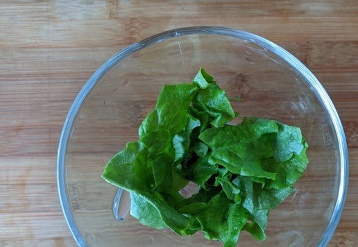 1. Этап. Салат Ворожея с тунцом и черносливом: Для порционной подачи берём креманницы, рвём листья салата, кладём на дно.