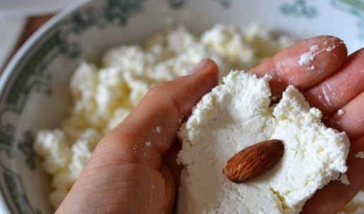 1. Этап. Закуска Рафаэлло: Влажными руками с помощью ложки сформировать сначала лепёшку, поместив в центр миндаль/грецкий орех/фундук.