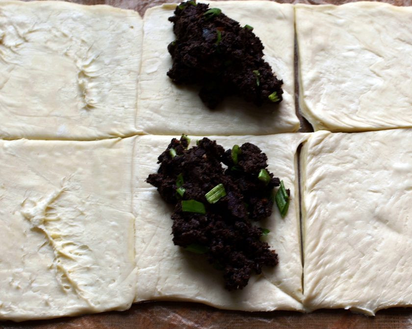 1. Этап. Заячьи потрошки в слоеном тесте: Слоеное тесто – я люблю дрожжевое – разморозьте и нарежьте квадратами.