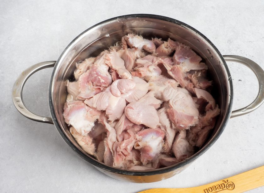 1. Этап. Заливное из куриных желудков: Выложите желудки в кастрюлю, залейте чистой водой и варите около 30 минут.