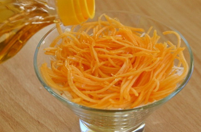 1. Этап. Салат из сырой моркови: Можно просто смешать все ингредиенты, а можно подать красиво. Предлагаю второй вариант. На дно прозрачной салатницы положите половину капусты, затем морковь, сельдерей, остальную капусту и сверху тыкву. Каждый слой сбрызгивайте оливковым маслом. Украсьте салат веточкой зелени и подайте на стол.