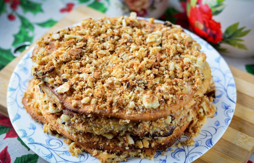 1. Этап. Торт Наполеон советский: Присыпьте торт крошкой и дайте пропитаться при комнатной температуре 2-3 часа. После чего торт можно подавать к столу. Приятного чаепития!