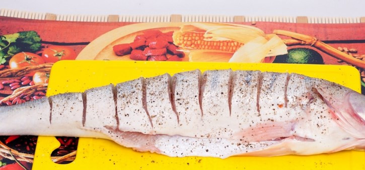 1. Этап. Судак под соусом в духовке: Чистим рыбку, делаем надрезы, солим и перчим, сбрызгиваем лимонным соком.