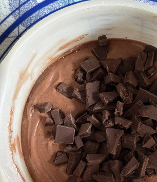 1. Этап. Шоколадный пирог с маскарпоне: Добавить нарезанный/наломанный шоколад и аккуратно вмешать его в тесто.