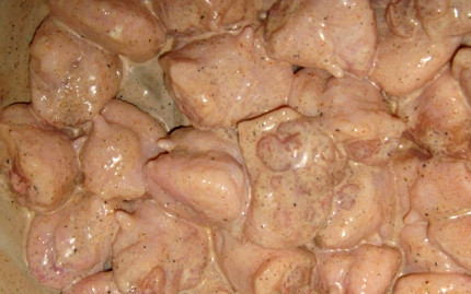 1. Этап. Куриные гузки: Выдавите в гузки сок лимона. Обмажьте мясо майонезом. Оставьте его мариноваться на 1 час.