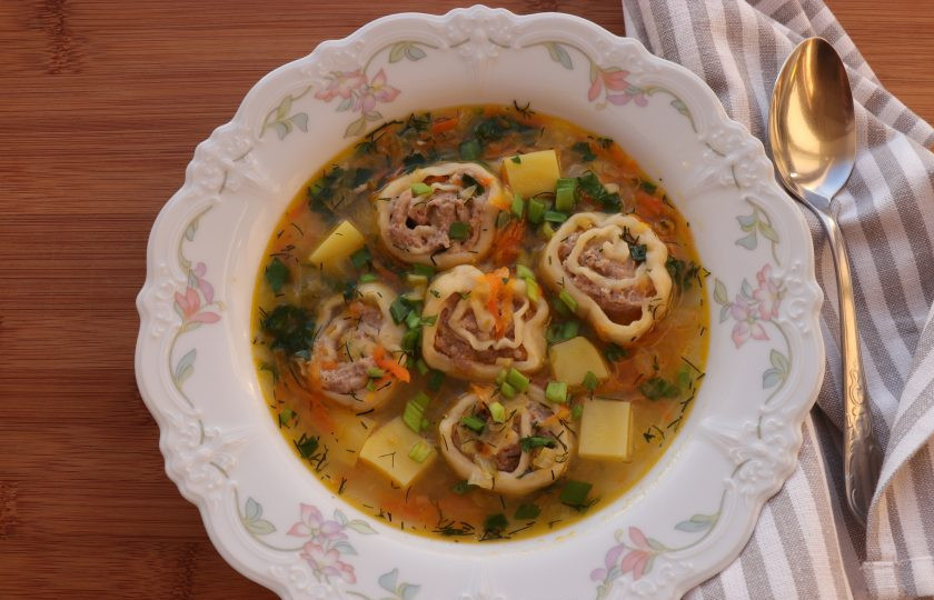 1. Этап. Суп с ленивыми пельменями: Суп с ленивыми пельменями подавайте со сметаной и свежей зеленью. Приятного аппетита!