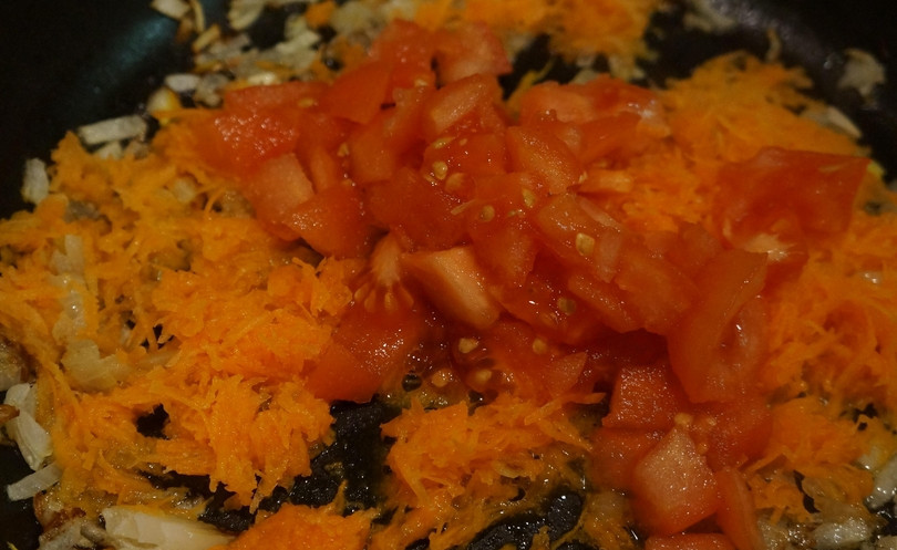 1. Этап. Тушеные куриные желудки: Помидор ошпариваем, удаляем шкурку. Мякоть нарезаем кубиками и добавляем на сковороду. Тушим еще 10 минут.