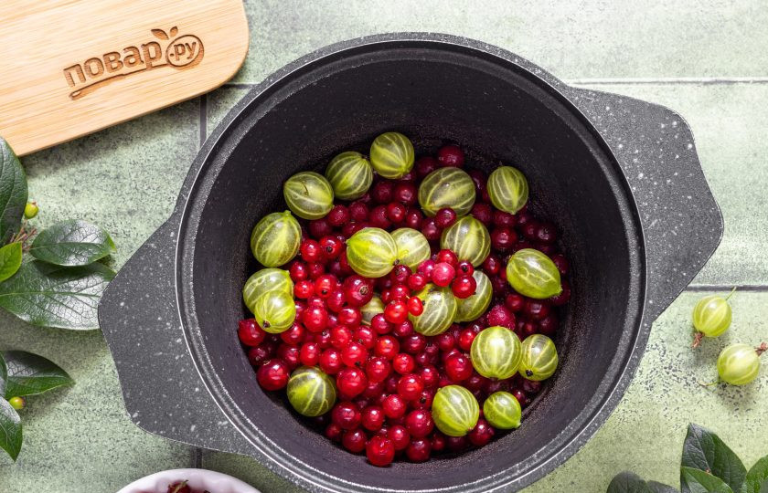 1. Этап. Варенье из крыжовника и красной смородины: Переложите ягоды в кастрюлю с толстым дном.