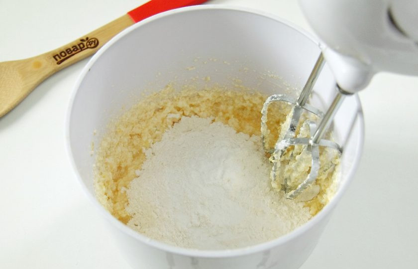 1. Этап. Творожные кексы с лимоном: Взбейте все еще раз, затем всыпьте муку и разрыхлитель.