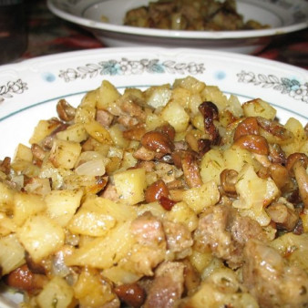 Картошка со свининой и грибами на сковороде