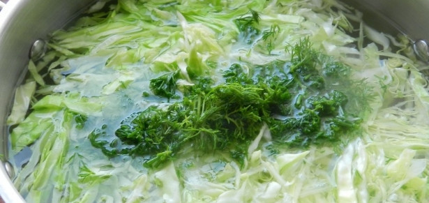 1. Этап. Борщ с фрикадельками: 3. Тем временем кипятим воду, добавляем картошку и шинкованную капусту, варим до мягкости картофеля. Дальше добавим зелень и специи, доведем до кипения.