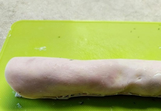 1. Этап. Закусочные роллы из ветчины с огурцом: Завернуть рулетиком и нарезать кусочками.