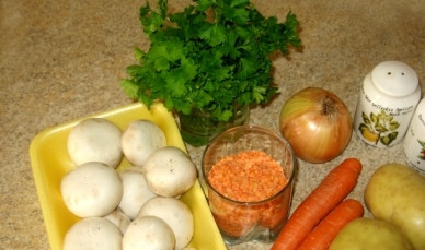 1. Этап. Грибной суп с чечевицей: Подготовьте все необходимое, овощи промойте.