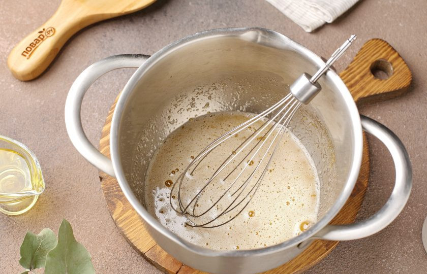 1. Этап. Блинчики на минералке: Взбейте яйцо с сахаром и солью.