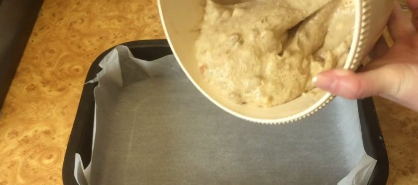 1. Этап. Бананово-амарантовый пирог с изюмом: Выложите в тесто хорошо промытый изюм и снова перемешайте. Выложите тесто в прямоугольную форму, покрытую пергаментом, и разровняйте.