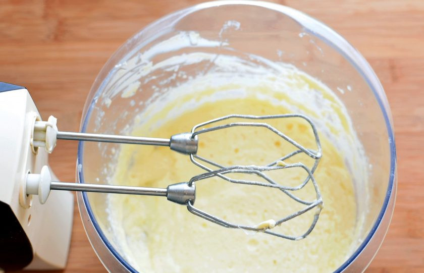 1. Этап. Бургер с острой курицей в вафлях: Для вафель взбейте размягченное масло с сахаром и солью до пышности. Добавьте по одному яйца, затем влейте йогурт.