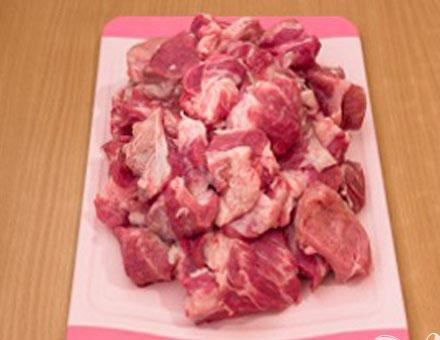 1. Этап. Шашлык из свинины, маринованый в помидорах: 3. Затем нарезаем не очень большими кусочками мясо.