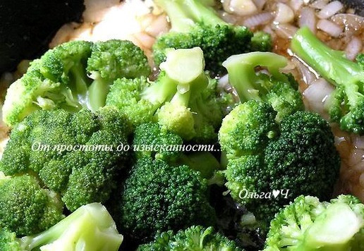 1. Этап. Рисовые котлеты с брокколи: Добавьте брокколи, перемешайте.