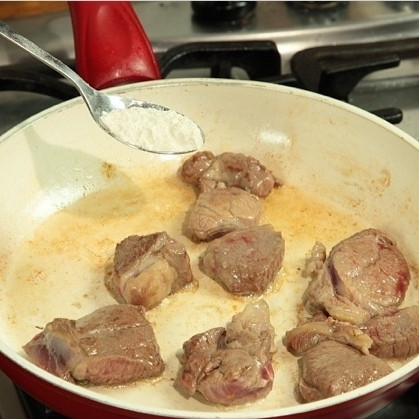 1. Этап. Баранина тушеная в соусе: Когда мясо покроется небольшой корочкой, поменяет цвет, добавляем в сковороду муку и быстро перемешиваем. Обжариваем еще пару минут, после чего снимаем с огня. Мясо должно покрыться уверенной корочкой со всех сторон.