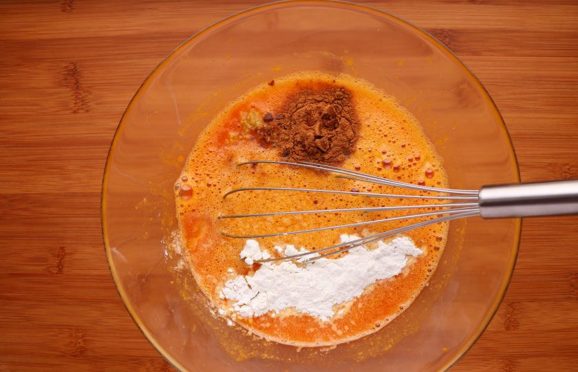 1. Этап. Американский тыквенный пирог: Добавьте крахмал, соль и специи.