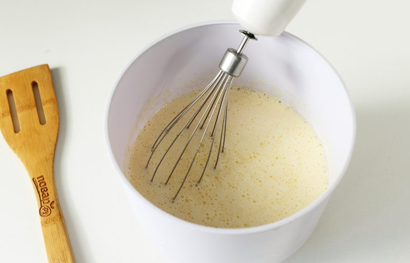 1. Этап. Пирог с мандаринами на кефире: Добавьте кефир, растопленное и чуть охлажденное сливочное масло, соду и перемешайте до появления пузырьков.