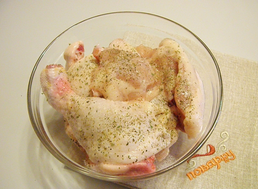 1. Этап. Подлива из курицы: На большой разделочной доске отрежьте острым ножом куриное филе, крылья, ножки (каждую ножку разрежьте на 2 части), спинку и кость на которой было куриное филе лучше оставить для супа. Все мясо посыпьте солью и специями.