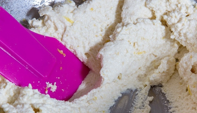 1. Этап. Печенье с творогом: 3. Смешайте творог с лимонным соком, экстрактом ванили и лимонной цедрой. Соедините содержимое трех мисок.