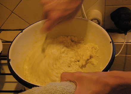 1. Этап. Сыр с дырками в домашних условиях: Растираем все до однородности, чтобы не было комочков.