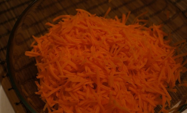 1. Этап. Драники из моркови: 1. Перед тем как приготовить драники, тщательно промойте морковь и очистите ее от кожуры. Натрите морковь на крупной терке. Можно измельчить ее в блендере.