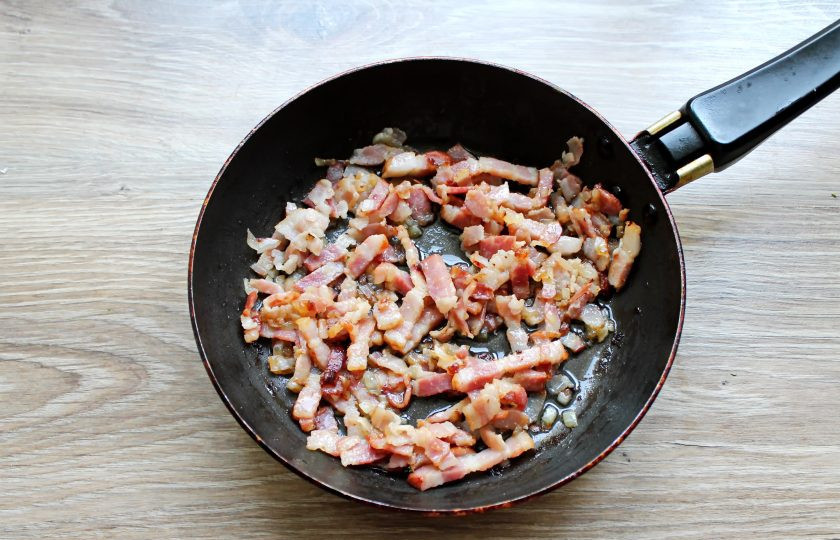 1. Этап. Гратен с беконом: Обжаривайте все в течение 5-7 минут до золотистого цвета.