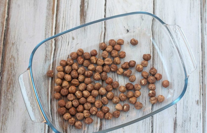 1. Этап. Яблочный трайфл: 4. Тем временем фундук отправьте в духовку при 200 градусах на 10 минут.