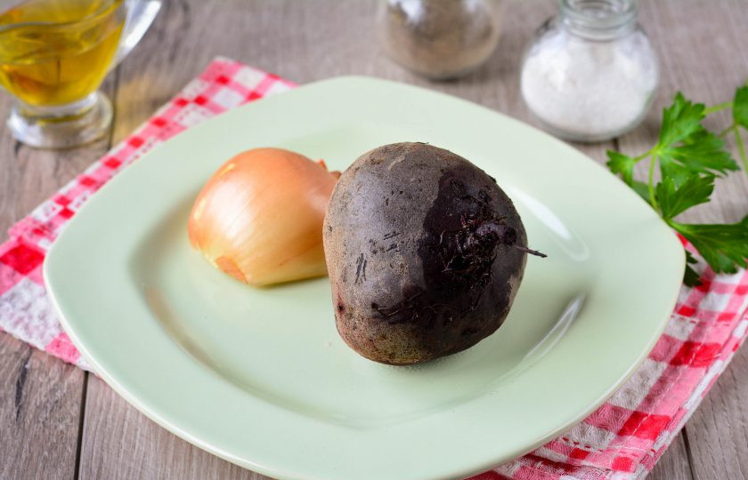 1. Этап. Салат из свеклы с жареным луком: Подготовьте ингредиенты для приготовления салата из свеклы с жареным луком.