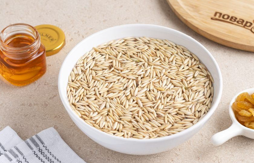 1. Этап. Квас овсяный с медом и изюмом: Овес переложите в миску и залейте чистой водой, перемешайте. Слейте воду и уберите весь мусор, который может встречаться в овсе. Промойте овес так несколько раз.