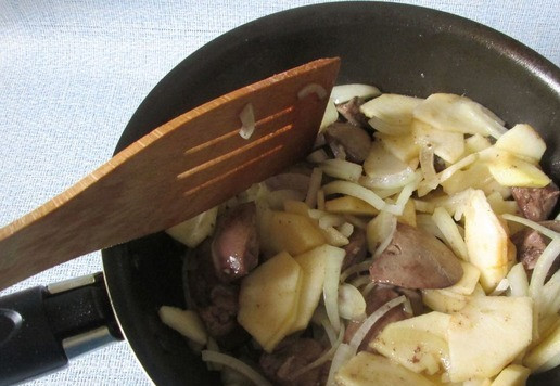 1. Этап. Салат с куриной печенью под брусничным соусом: Перемешать.