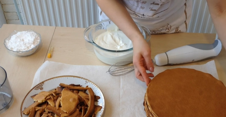 1. Этап. Торт Медовик (Рыжик): 11. Выпекаете каждый корж при температуре 200 градусов по 2 минуты, в результате получаем вот такие румяные коржи. Оставшиеся кусочки обрезаем и складываем в отдельную тарелку.