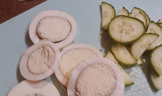 1. Этап. Салат порционный с тунцом: Яйцо очистить и нарезать кружочками Огурец нарезать полукругами