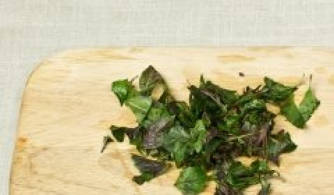 1. Этап. Вегетарианский суп-пюре из чечевицы: Листочки базилика отделить от стеблей и крупно порубить.