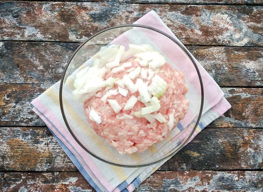 1. Этап. Тефтели как в столовой: К фаршу добавьте мелко нарезанный репчатый лук.