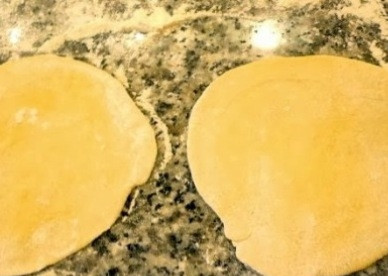 1. Этап. Манты из тыквы: И раскатываем в тонкие лепешки, диаметром примерно 10 см.