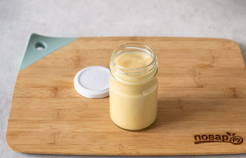 1. Этап. Постный яблочный майонез: Переложите майонез в стеклянную баночку, уберите на полчаса в холодильник, чтобы он побольше загустел.