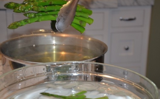 1. Этап. Салат со спаржей, орехами и фетой: 2. Через 3 минуты переложите спаржу в миску с ледяной водой, чтобы остановить процесс варки и сохранить яркий цвет спаржи. Затем просушите как следует.