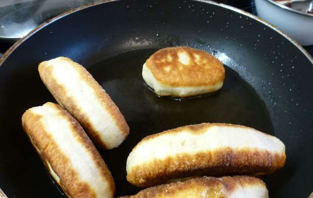 1. Этап. Пирожки за 5 минут на сковороде: 6. На сковороду наливаем новое оливковое масло, прогреваем, и обжарим пирожки со всех сторон. Угощайтесь!