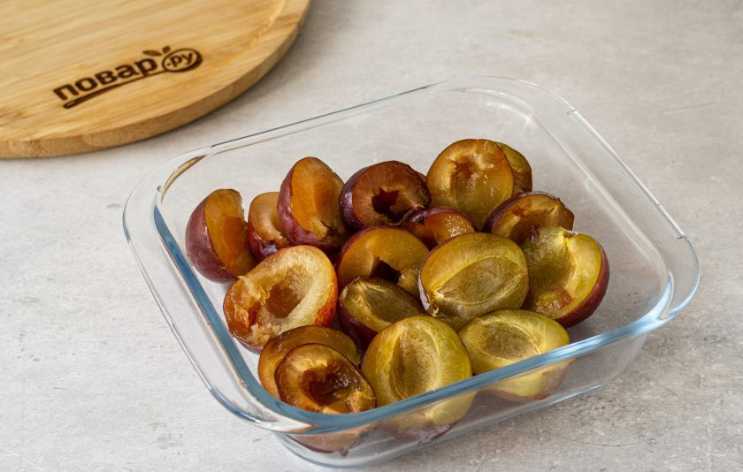 1. Этап. Варенье из сливы с корицей и бадьяном: Сливу помойте, разделите пополам и удалите косточки. Переложите сливу в посуду для запекания.