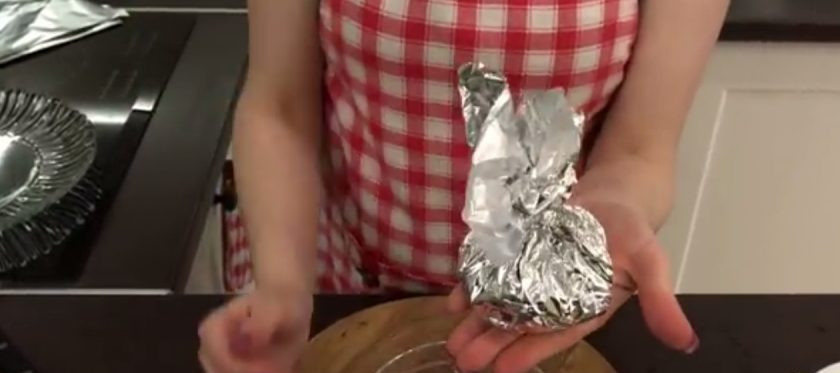 1. Этап. Картофель в мундире (просто и вкусно): 3. Зажмите фольгу так, чтобы в ней осталось немного воздуха. Выпекайте в разогретой до 180 градусов духовке 40-50 минут. Измельчите зеленый лук.