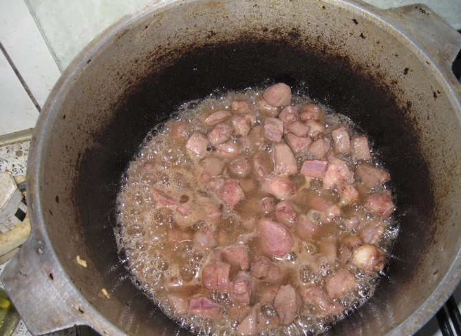 1. Этап. Куырдак с картофелем: По очереди жарим в казане легкое 15 минут, потом сердце 15 минут, потом печень 10 минут.