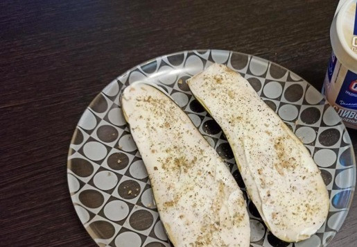 1. Этап. Баклажаны, запеченные с плавленым сыром: Смазать с одной стороны плавленым сыром Hochland. Не толсто. Посыпать щепоткой орегано и черным перцем. Не солю. Но это на ваш вкус. Духовку включить на разогрев 200 градусов.