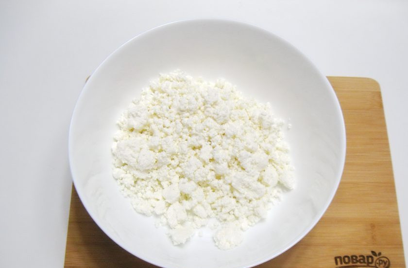 1. Этап. Запеканка из творога и пшенной каши: В глубокую миску выложите творог. Потребуется большая миска, потому что теста будет много.