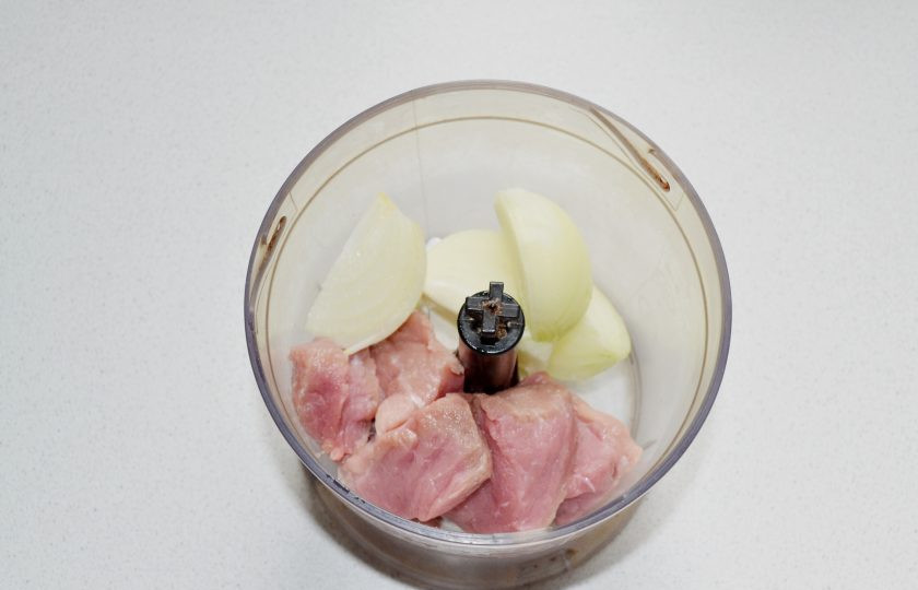 1. Этап. Штрудель с мясом, картошкой и капустой: Мясо с луком пропустите через мясорубку или измельчите с помощью блендера. Выложите на сковороду с небольшим количеством растительного масла и обжарьте 5-7 минут, помешивая.